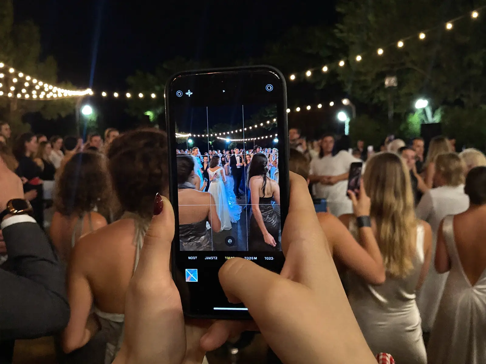 Un invité photographie la piste de danse avec son téléphone