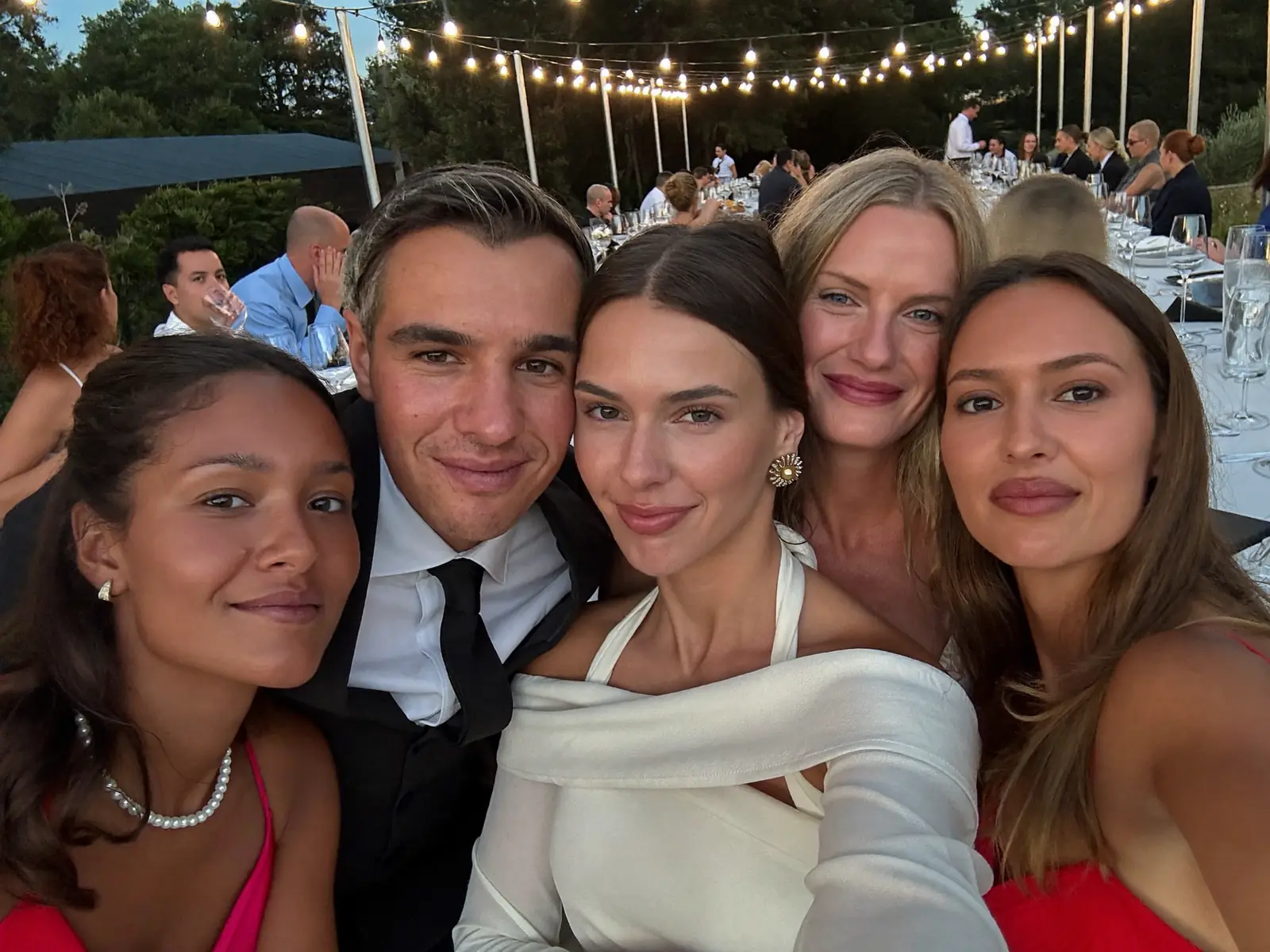 Quatre invités serrés pour un selfie à la table du dîner